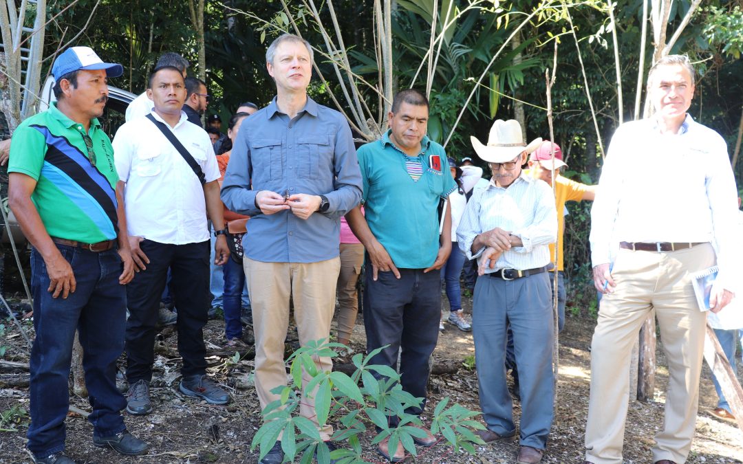Embajador de Reino Unido visita Comunidad Valle de la Esmeralda en Zona de Adyacencia Guatemala-Belice